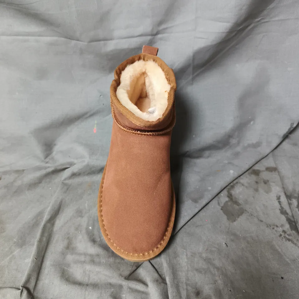 UNBOXED UGG CHILDREN'S BROWN SUEDE BOOTS WITH SHEARLING LINING SIZE UK 4.5
