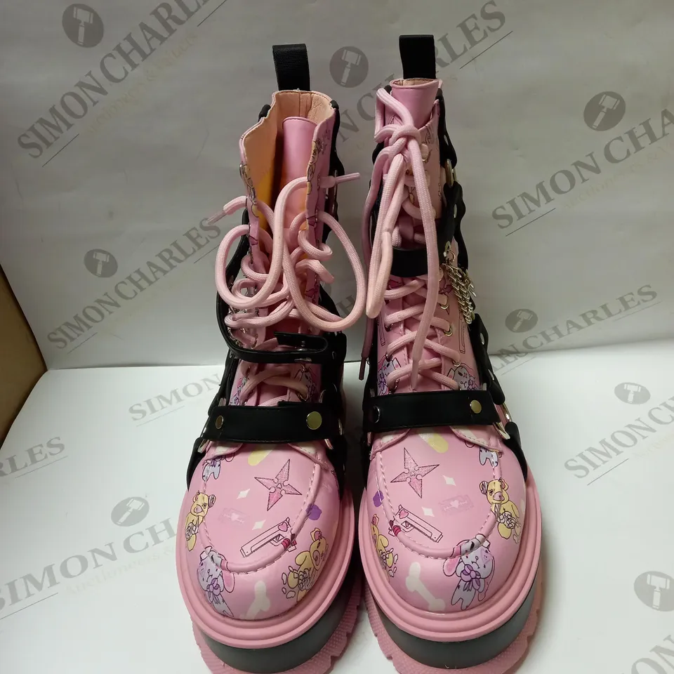 DESIGNER KOI VEGAN YAMI BLACK AND PINK LACE UP BOOTS SIZE 4