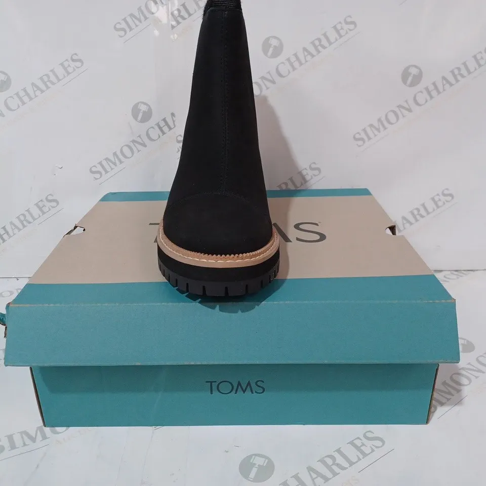 BOXED PAIR OF TOMS DAKOTA WATER RESISTANT BOOTS IN BLACK UK SIZE 5