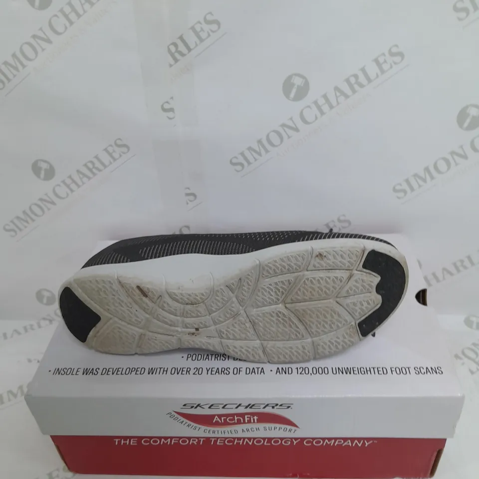 UNBOXED PAIR OF SKECHERS ARCH FIT TRAINERS IN BLACK SIZE 6