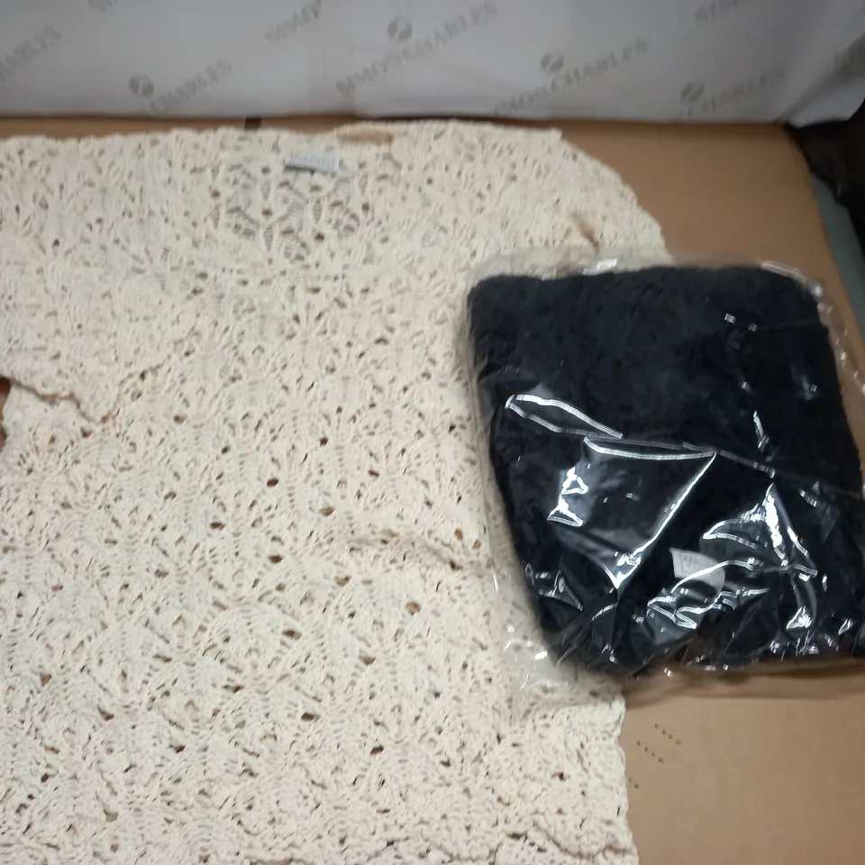 LOT OF APPROXIMATELY 18 KNIT V-NECK JUMPERS IN CREAM OR BLACK - SIZE UNSPECIFIED