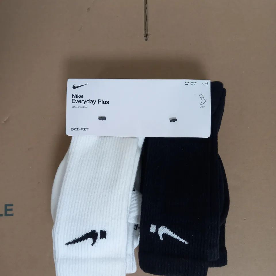 NIKE 6PACK EVERYDAY CUSHIONED CREW SOCKS IN BLACK AND WHITE SIZE M