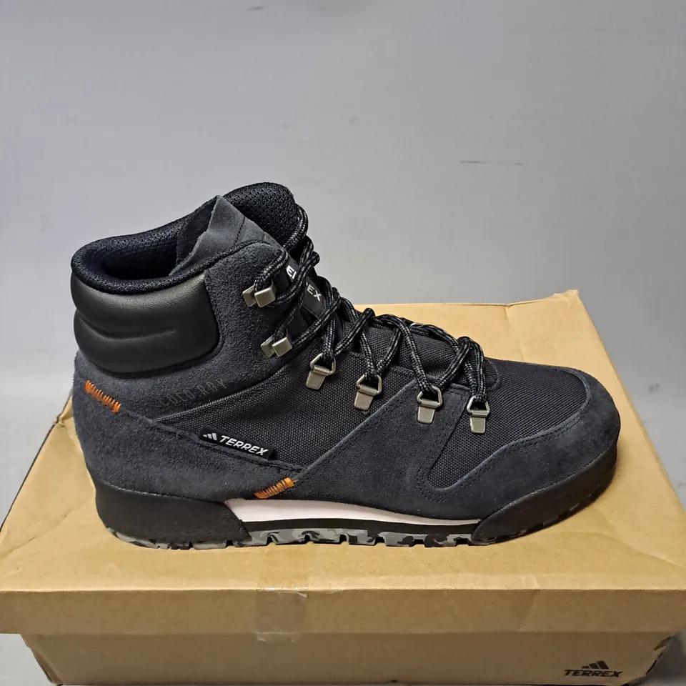 BOXED PAIR OF ADIDAS TERREX SNOWPITCH CORD.RDY BOOTS IN BLACK SIZE 7