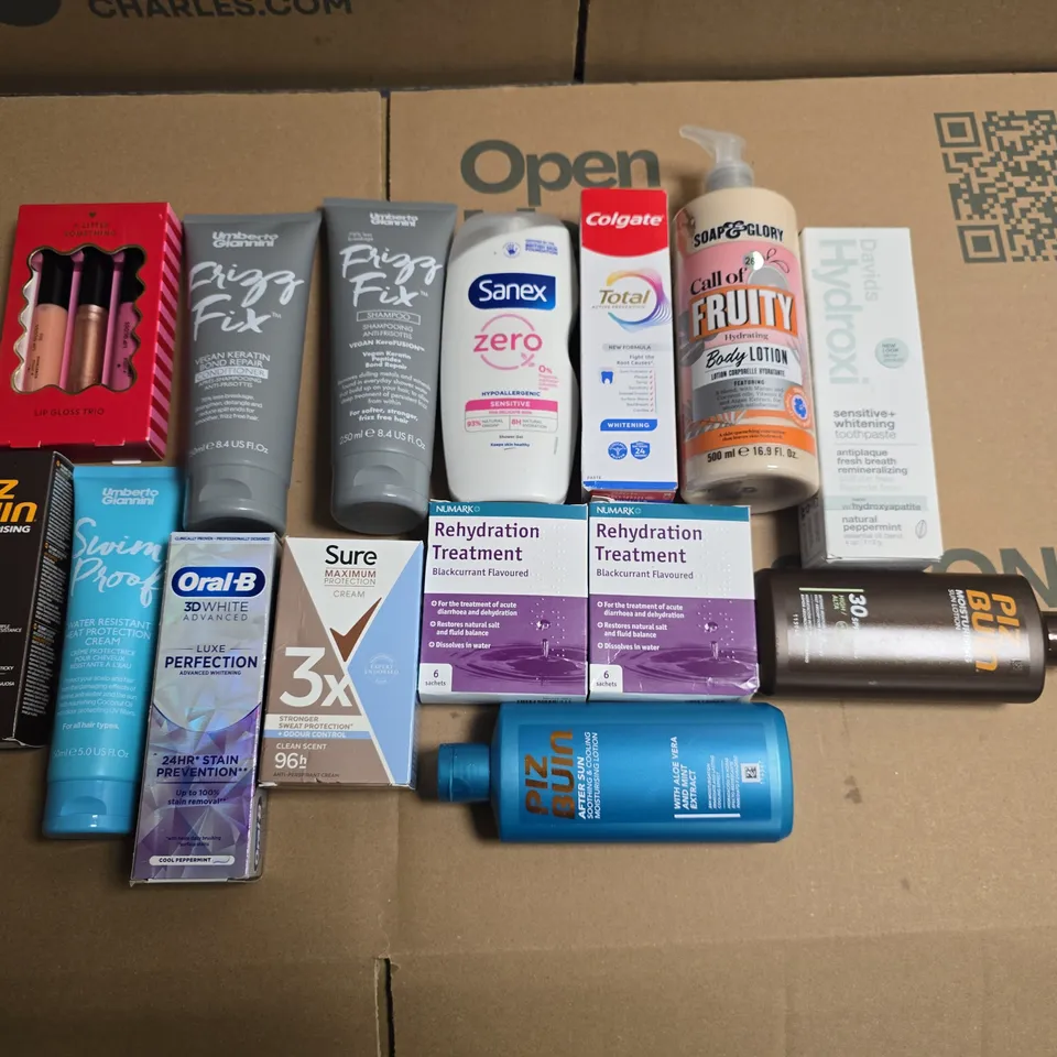 LOT OF APPROXIMATELY 25 ASSORTED HEALTH AND BEAUTY ITEMS TO INCLUDE SOAP & GLORY BODY LOTION, PIZ BUZZ SUN LOTION AND ORAL-B TOOTHPASTE