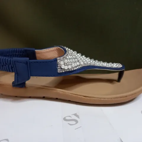KASARA FAUX PEARL DETAIL THONG SANDAL - SIZE 5