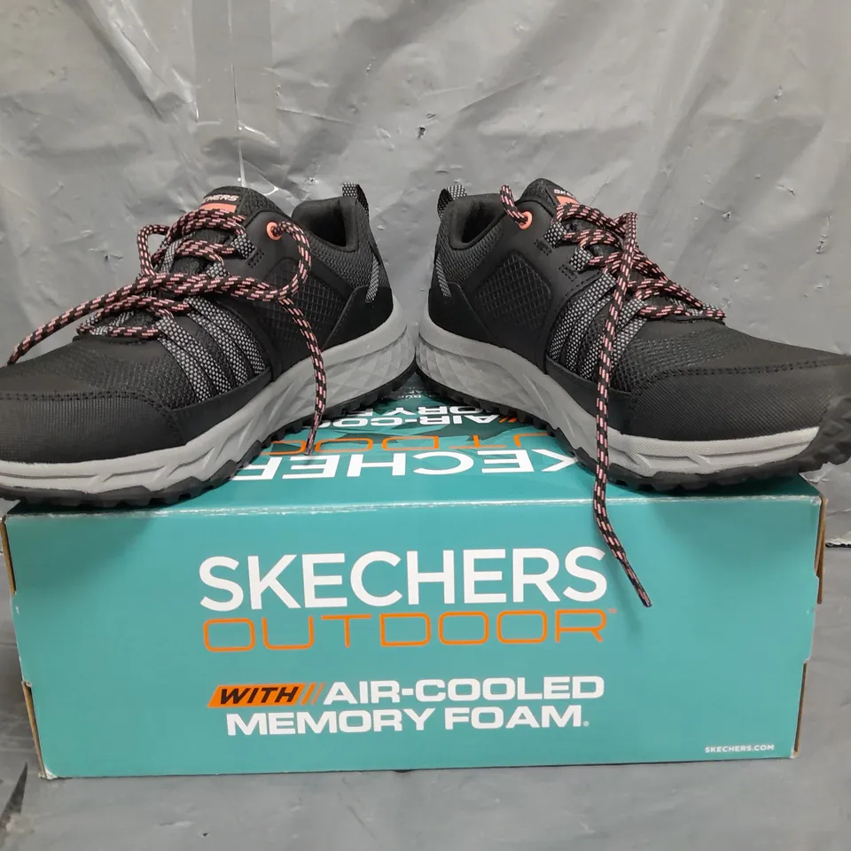 BOXED PAIR OF SKECHERS OUTDOOR MEMORY FOAM TRAINERS IN BLACK/HOT PINK SIZE 7