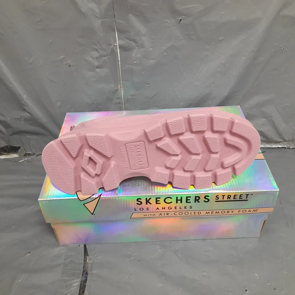 BOXED PAIR OF SKECHERS STREET MEMORY FOAM TRAINERS IN MAUVE SIZE 6
