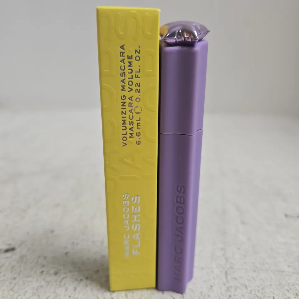 BOXED MARC JACOBS FLASHES VOLUMIZING MASCARA 1 ONYX (6.6ML)