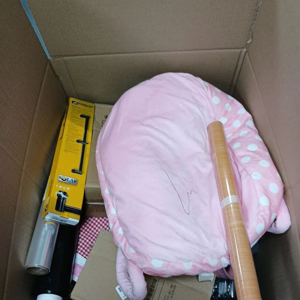 BOX OF APPROXIMATELY 15 ASSORTED HOUSEHOLD ITEMS TO INCLUDE BABY GROW, DONKEY HEART WALL ART, TOWEL, WRAPPING PAPER ETC