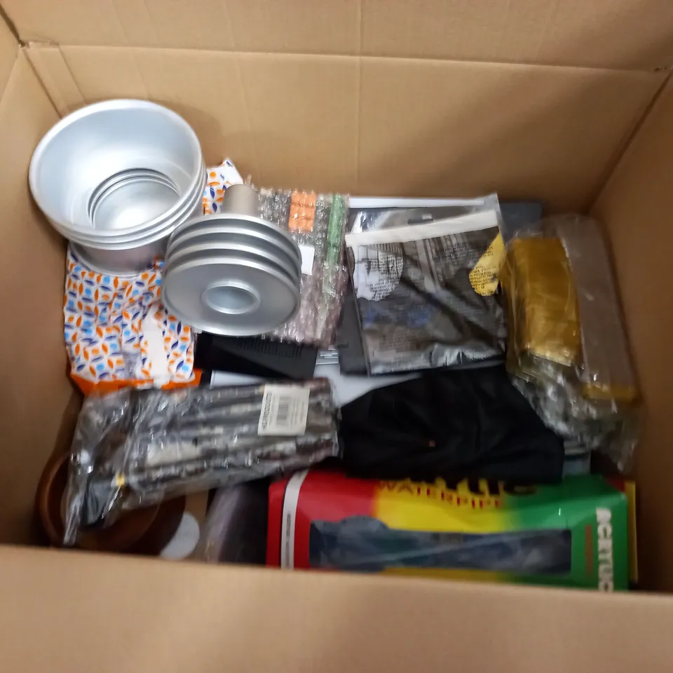 LARGE QUANTITY OF ASSORTED HOUSEHOLD ITEMS TO INCLUDE SOLAR FAIRY LIGHTS, PS4 CONTROLLER AND SLOGAN NOTEBOOK