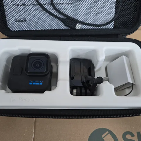 GOPRO HERO11 BLACK MINI ACTION CAMERA WITH CASE & MOUNT