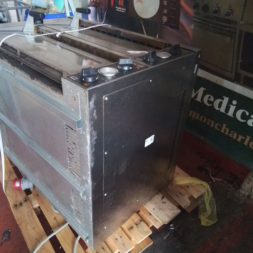 LINCAT COMMERCIAL DOUBLE DECK PIZZA OVEN 