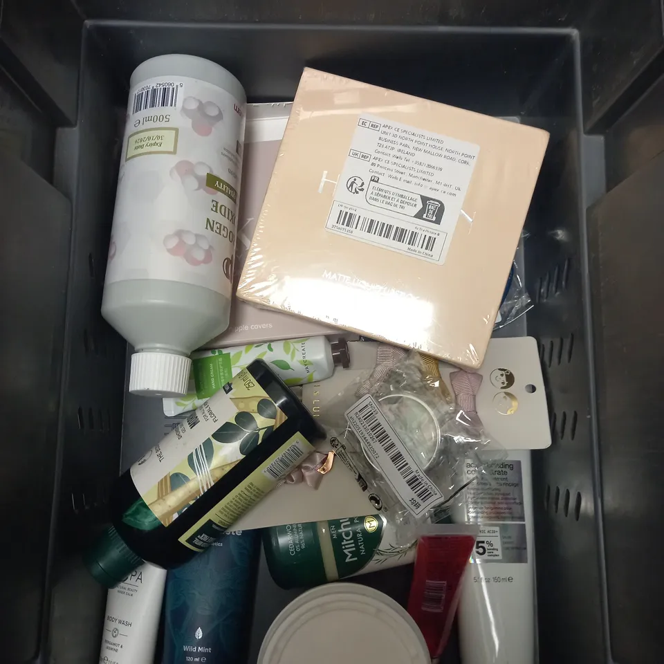 BOX OF APPROXIMATELY 20 COSMETIC ITEMS TO INCLUDE - BAYLIS & HARDING BODY WASH - BURT'S BEES BABY SHAMPOO & WASH - LOVE HONEY LUBRICANT - ETC