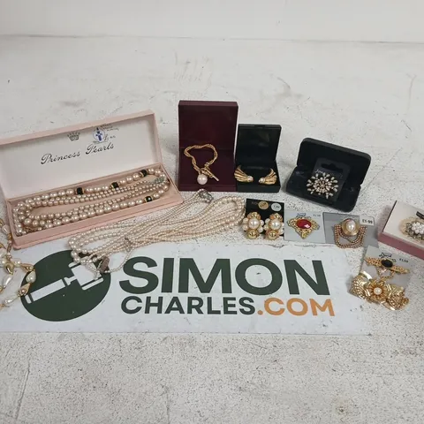 ASSORTED PEARL & COSTUME JEWELLERY LOT – NECKLACES, BRACELETS & BROOCHES