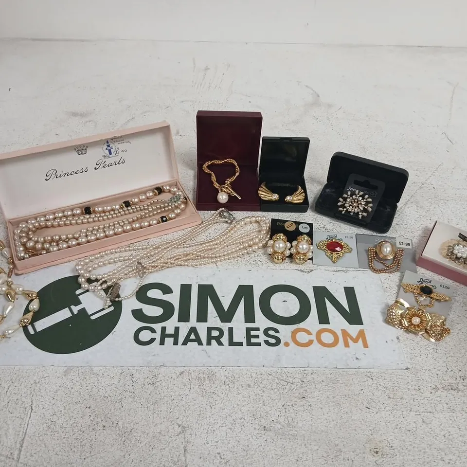 ASSORTED PEARL & COSTUME JEWELLERY LOT – NECKLACES, BRACELETS & BROOCHES