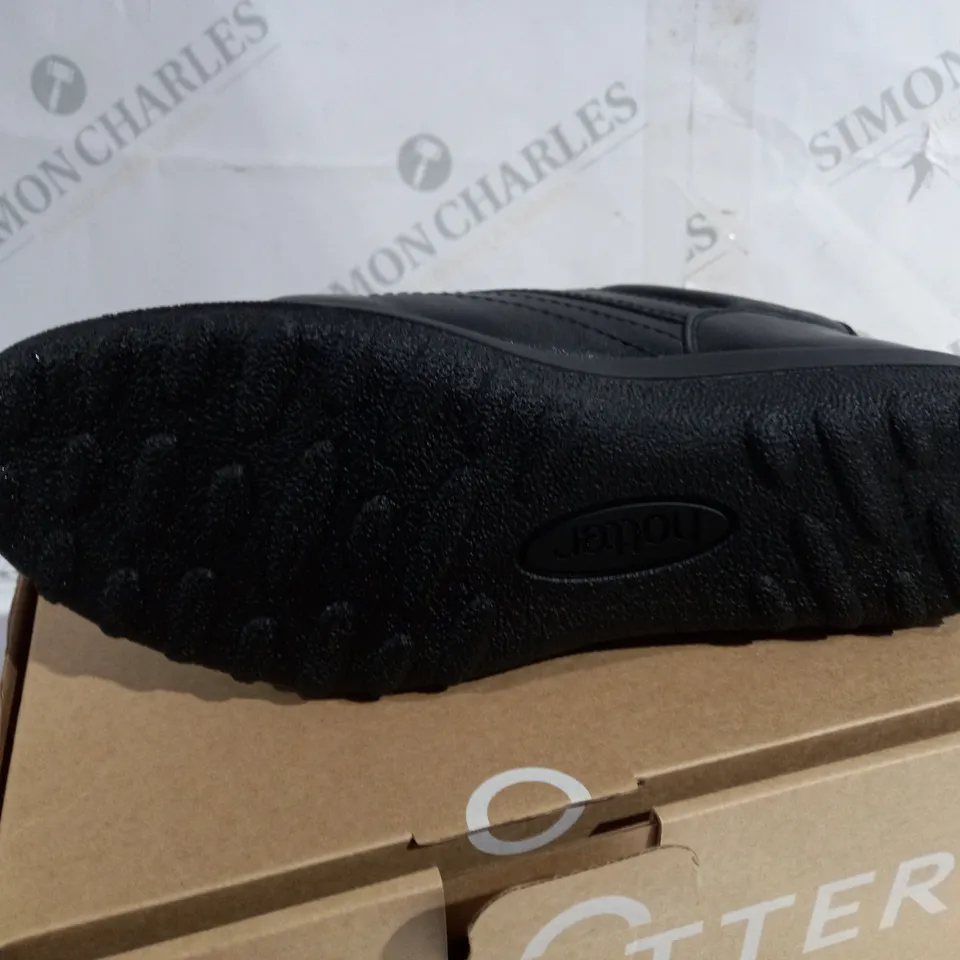 BOXED PAIR OF HOTTER BLACK TRAINERS SIZE 8 