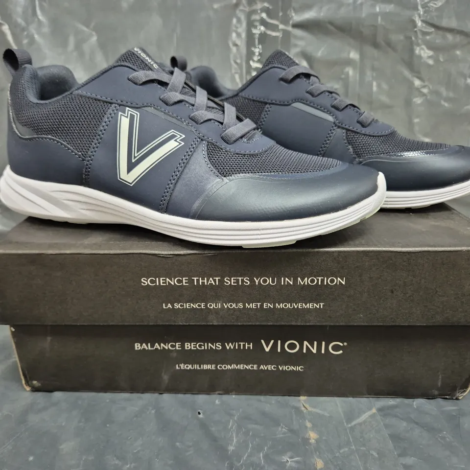 BOXED PAIR OF VIONIC AGILE SHAY II TRAINERS IN BLACK SIZE 6