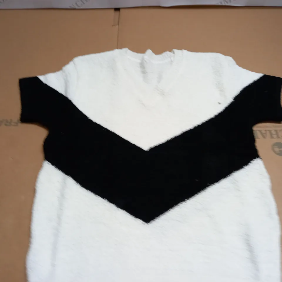 LOT OF APPROXIMATELY 65 CHEVRON V-NECK KNITTED JUMPERS - SIZE UNSPECIFIED