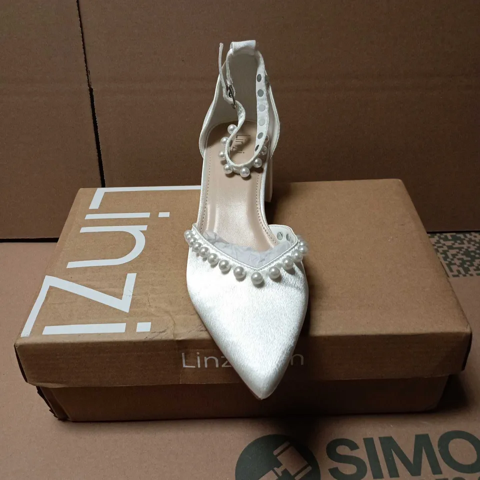 BOXED PAIR LINZI BRIDAL POINTED TOE SWAN IVORY SHOES - 6