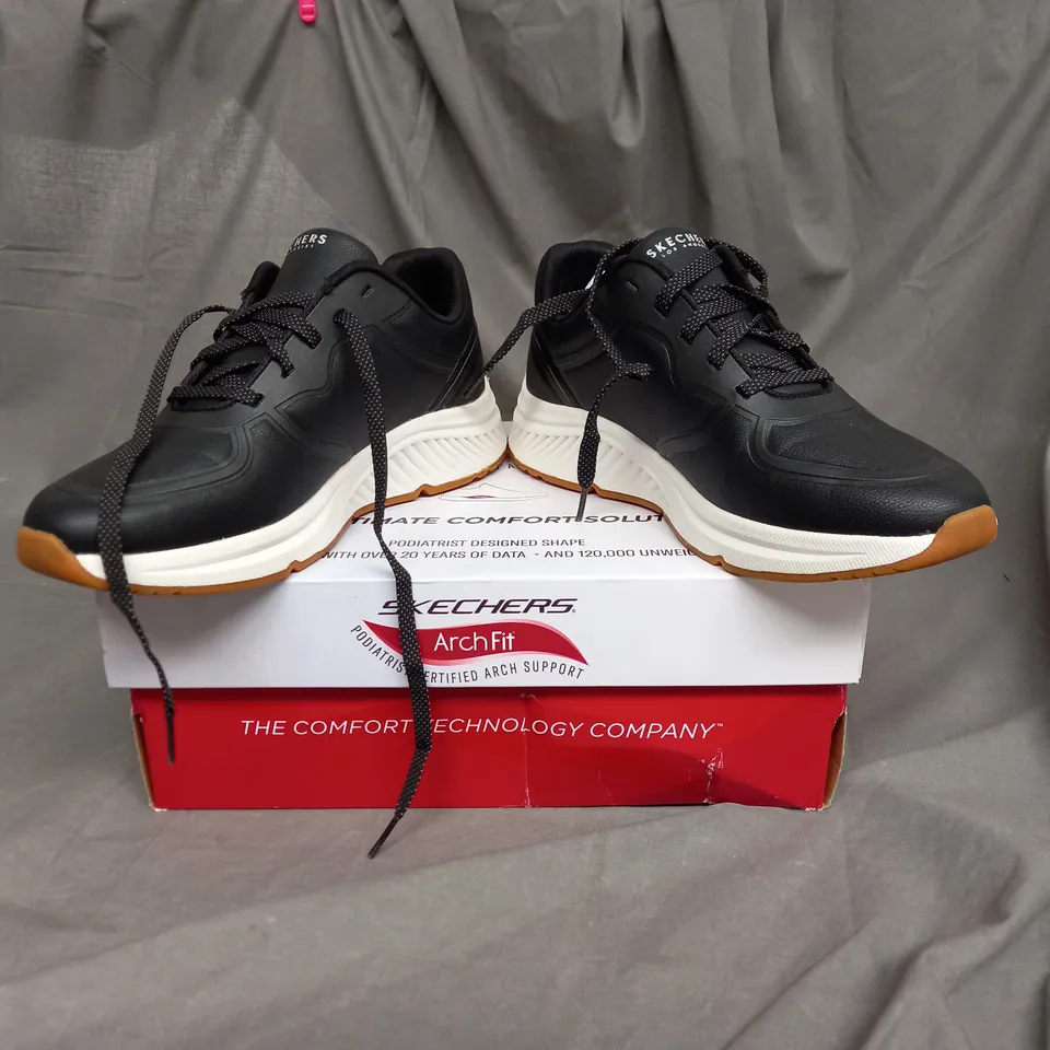 SKECHERS TRAINER IN BLACK SIZE 6