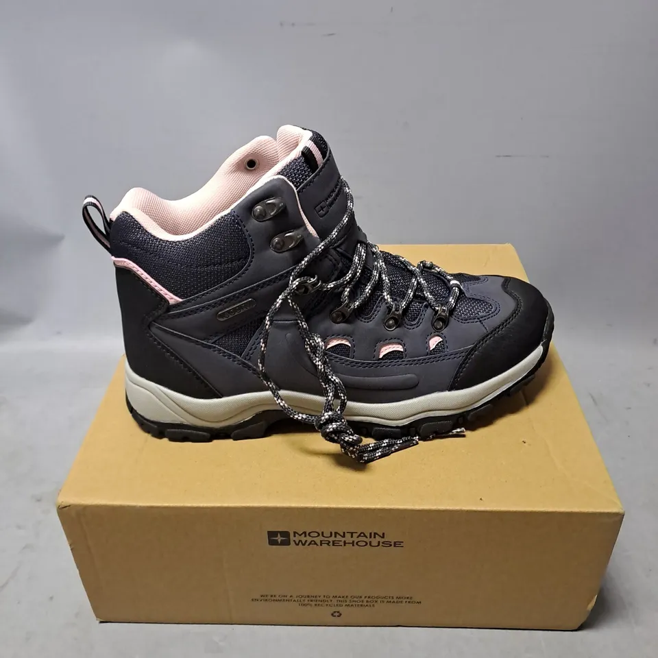 BOXED PAIR OF MOUNTAIN WAREHOUSE ADVENTURER WOMENS WATERPROOF WALKING BOOT IN DARK PURPLE SIZE 8