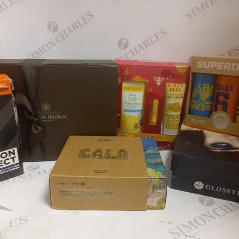 BOX OF APPROX 10 ASSORTED BEAUTY GIFT SETS TO INCLUDE BURT BEE'S, SUPERDRY, L'OREAL MEN EXPERT, ETC