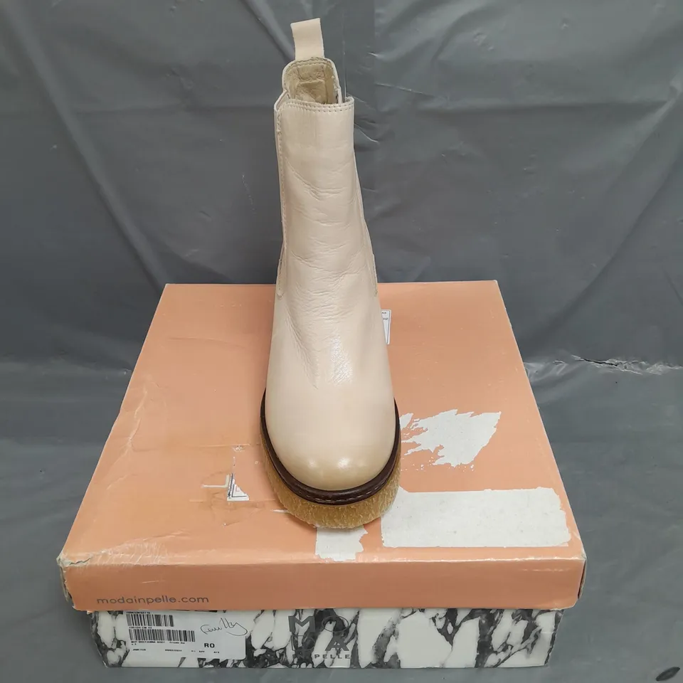 BOXED PAIR OF MODA BREEANNA CREAM BOOTS - SIZE UNSPECIFIED 