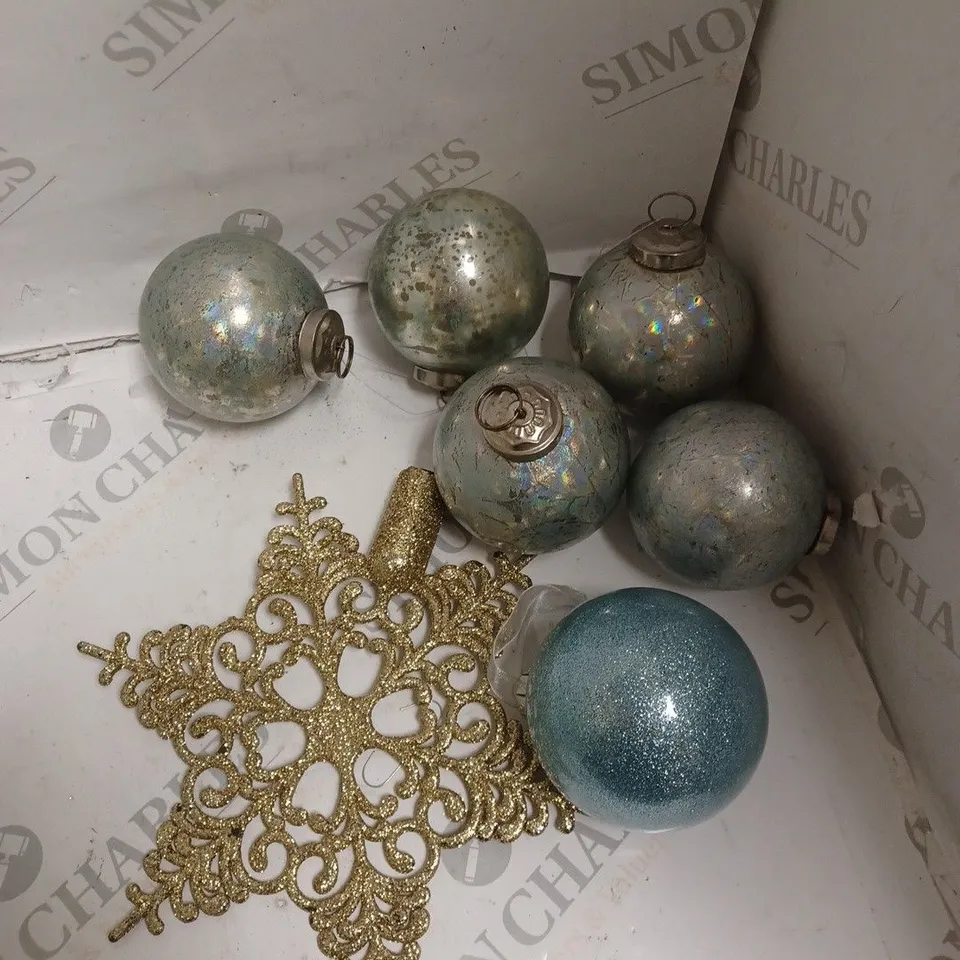 BOX OF ASSORTED SEASONAL ITEMS IN VARIOUS DESIGNS AND SIZES. 