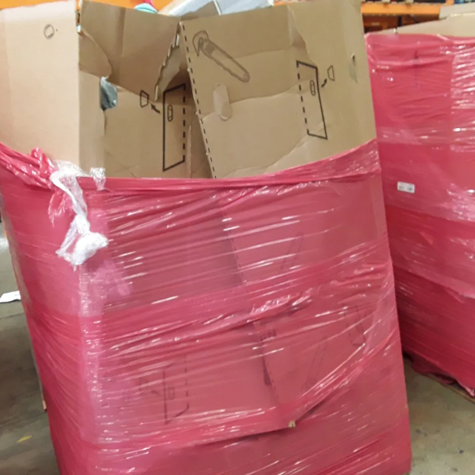 PALLET OF ASSORTED HOUSEHOLD ITEMS TO INCLUDE PORTABLE ICE BATH, TAPS, BLINDS AND CAMPING CHAIRS ECT