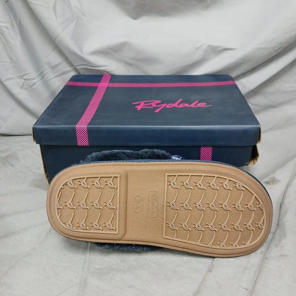 BOXED PAIR OF RYDALE NAVY FAUX-FUR LINED SLIPPERS  - SIZE 3-4