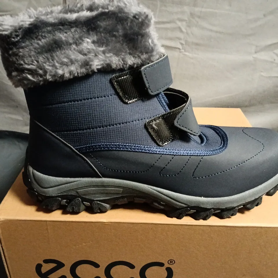 BOXED PAIR OF DRECAGE SNOW BOOTS IN NAVY - SIZE 41