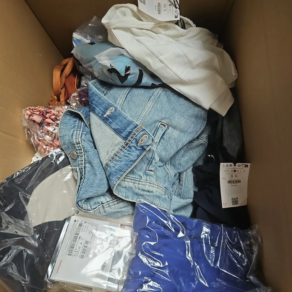 BOX OF APPROXIMATELY 20 ASSORTED CLOTHING ITEMS TO INCLUDE TOPS, TROUSERS, JACKET, ETC