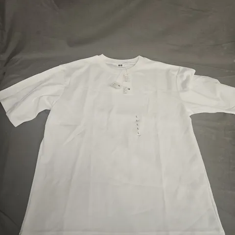 UNIQLO TEE IN WHITE - LARGE