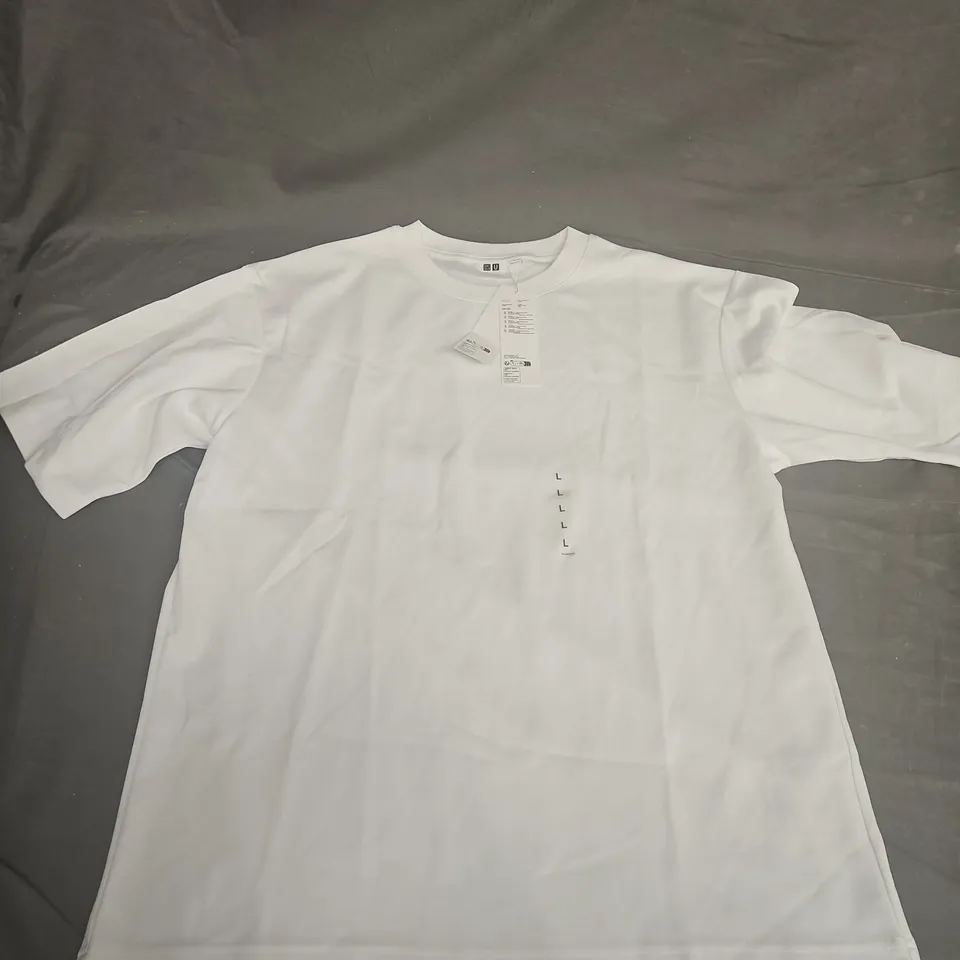 UNIQLO TEE IN WHITE - LARGE