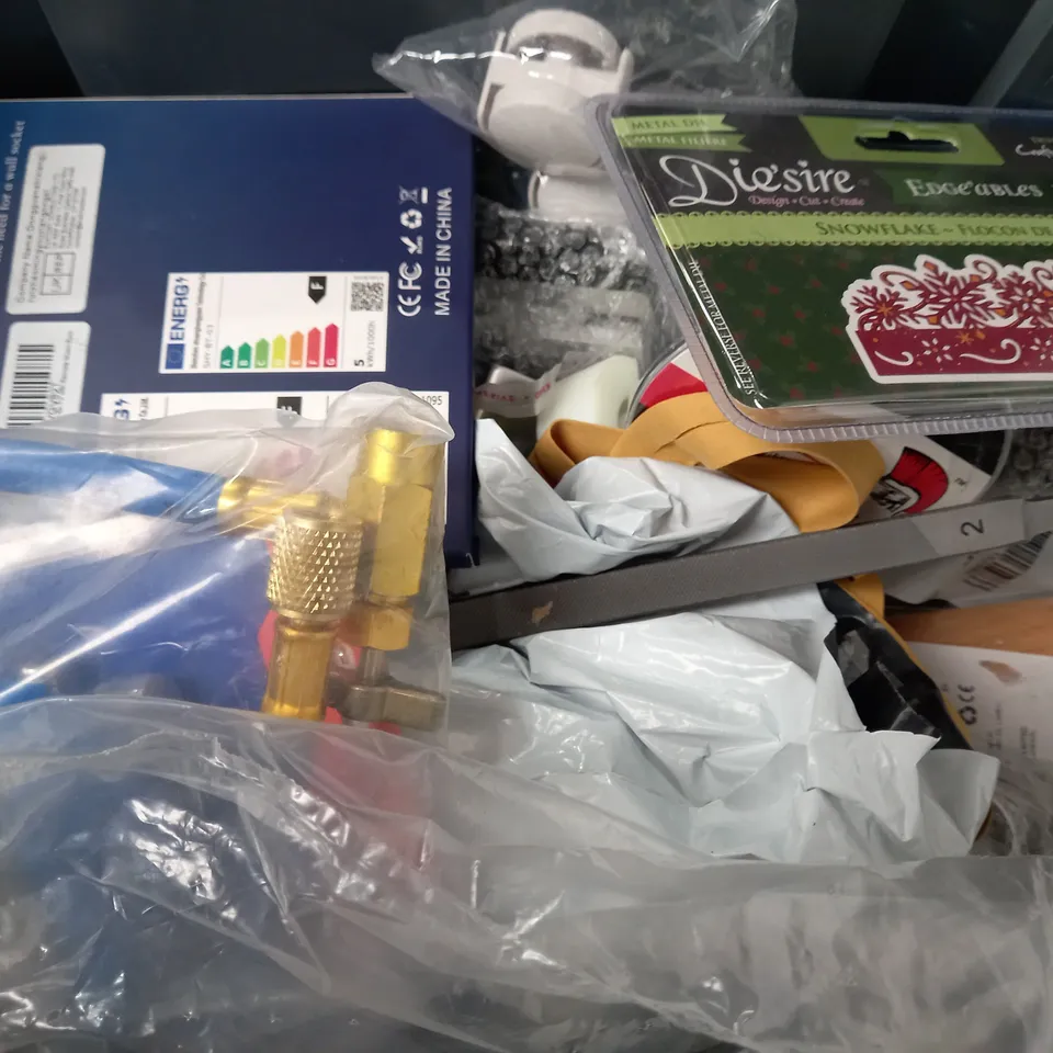 BOX OF APPROXIMATELY 12 ASSORTED ITEMS TO INCLUDE - TV LED BACKLIGHT - KAMBUKKA STEEL FLASK - READY MADE MIX FILLER ECT