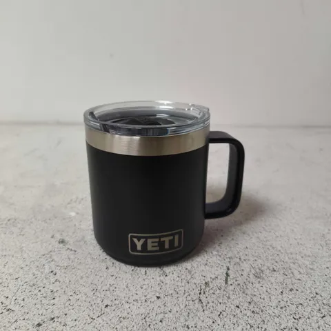 INSULATED YETI MUG WITH CLEAR LID AND METAL BAND