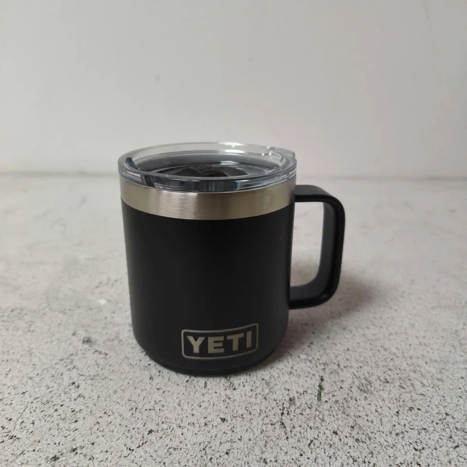 INSULATED YETI MUG WITH CLEAR LID AND METAL BAND