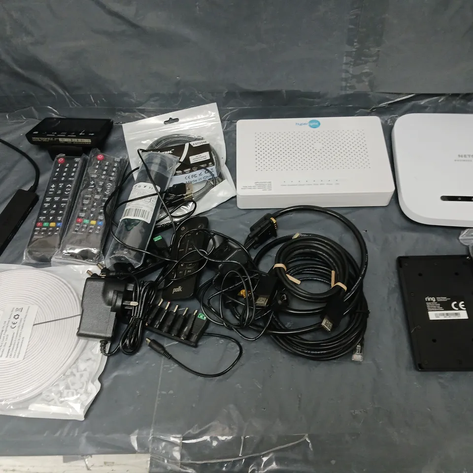 BOX OF APPROXIMATELY 8 ASSORTED ITEMS TO INCLUDE - NETGEAR HUB, HDMI CABLE, AND REMOTES ETC. 