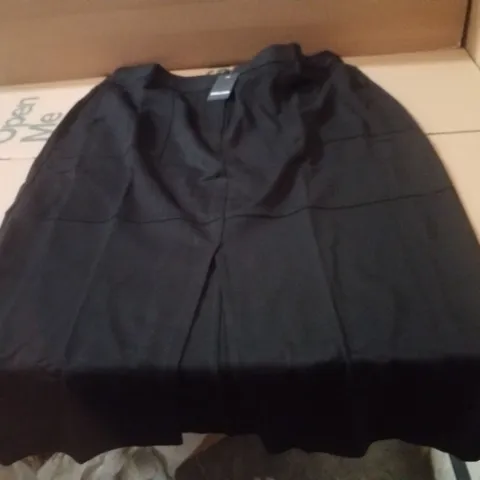 BOX CONTAINING APPROXIMATELY 17 BRAND NEW JD WILLIAMS BLACK PONTE COLUMN SKIRTS - SIZE 20