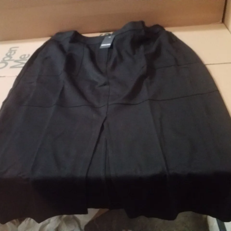 BOX CONTAINING APPROXIMATELY 17 BRAND NEW JD WILLIAMS BLACK PONTE COLUMN SKIRTS - SIZE 20