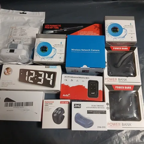 LOT OF APPROXIMATELY 20 ASSORTED TECH ITEMS TO INCLUDE WIRELESS NETWORK CAMERA, POWER BANK AND ALARM CLOCK