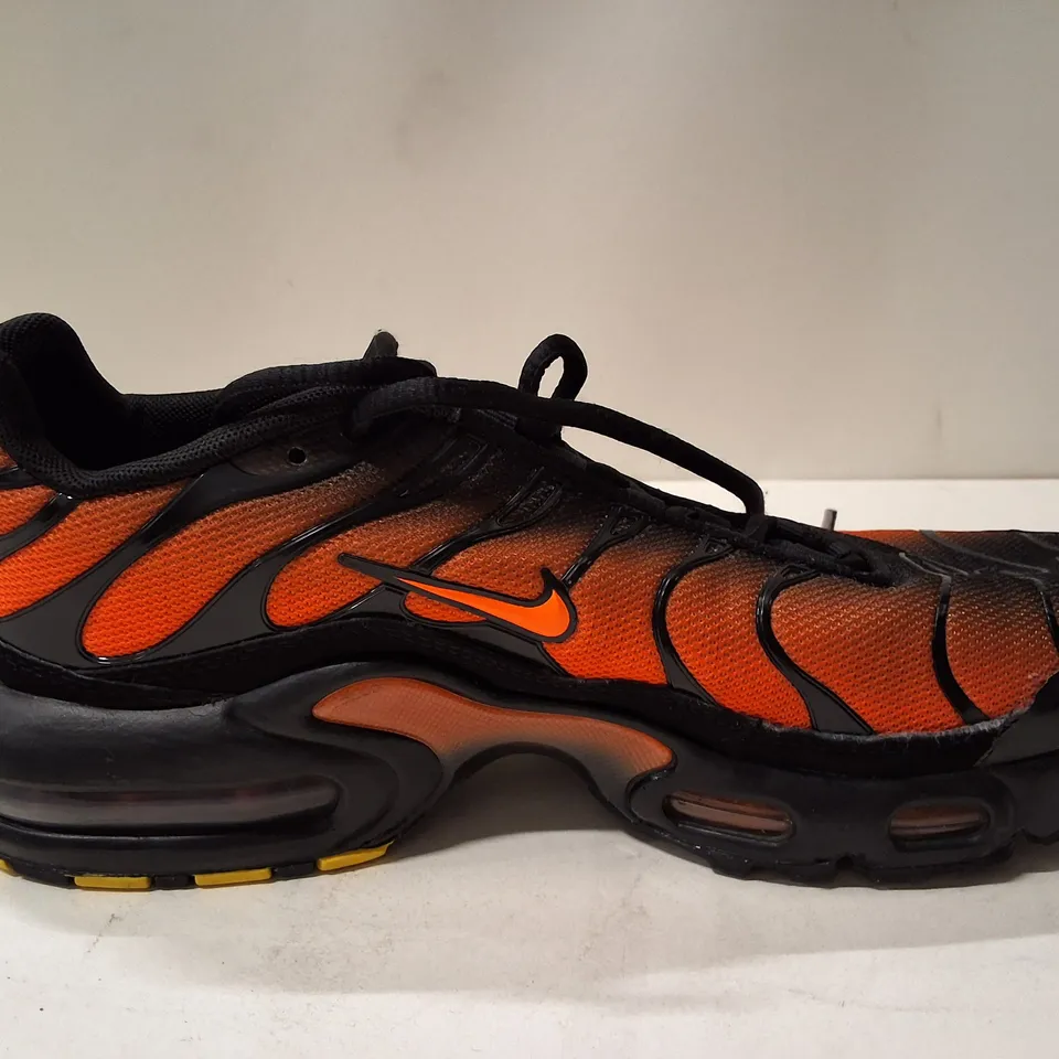 NIKE YOUTH RUNNING SHOES – UK 5.5 (US 6Y) ORANGE/BLACK