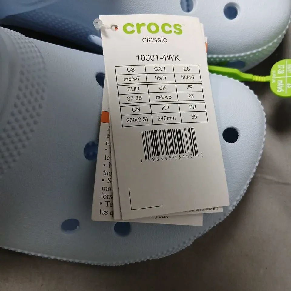CROCS CLASSIC LIGHT BLUE CLOGS – UK 5 (WOMEN) / UK 4 (MEN)