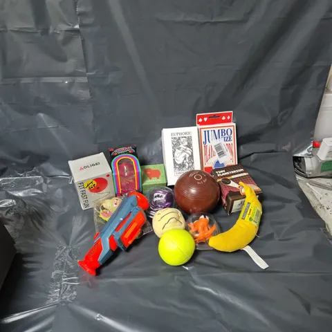 APPROXIMATELY 15 ASSORTED TOYS & GAMES TO INCLUDE JUMBO PLAYING CARDS, THOMAS TAYLOR BOWLS BALL, NERF SCOPE, ETC