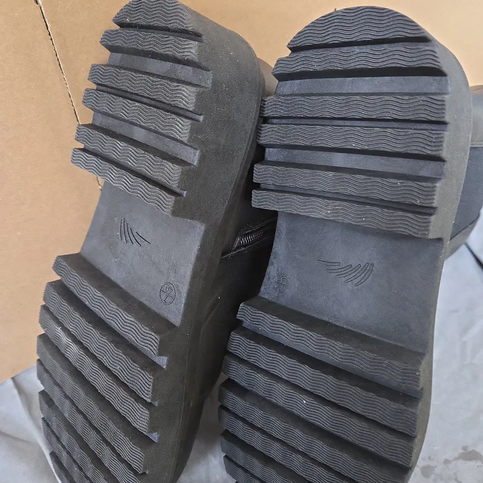 BLACK LEATHER CHELSEA BOOTS WITH ELASTIC SIDES – CHUNKY SOLE SIZE 7 