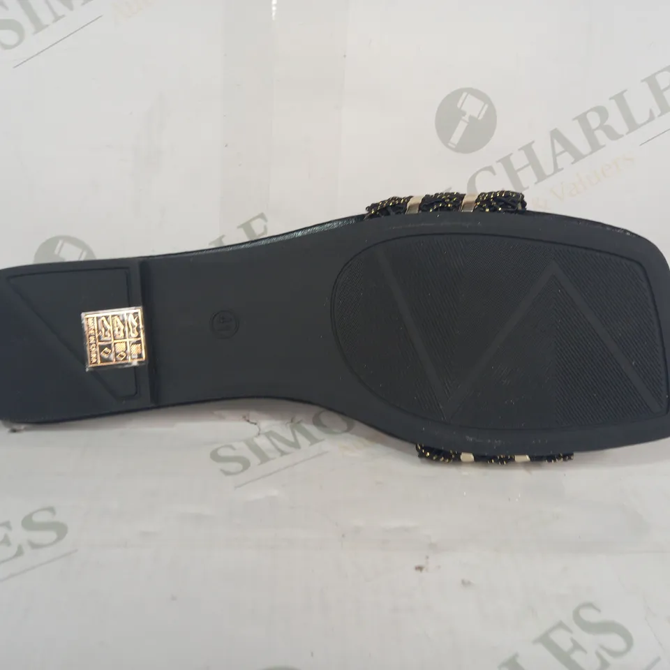 PAIR OF DESIGNER OPEN TOE FLAT SANDALS IN BLACK/GOLD EU SIZE 41