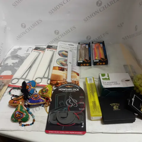 LOT OF ASSORTED HOUSEHOLD GOODS TO INCLUDE EGG SLICER, CHEESE SLICER, AND ADDRESS LABELS ETC.