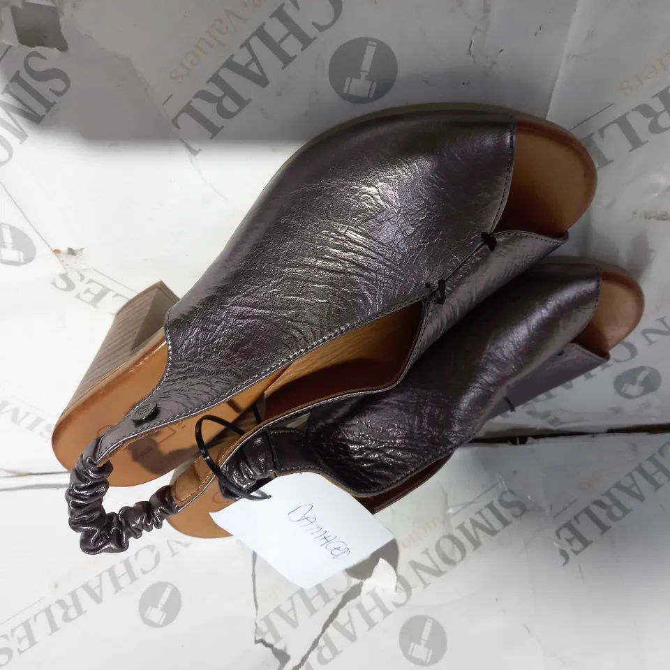 BOXED PAIR OF MODA IN PELLE  HEELED SHOES SIZE 7