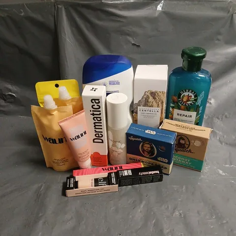 APPROXIMATELY 20 ASSORTED HEALTH & BEAUTY PRODUCTS TO INCLUDE MADAGASCAR CENTELLA LIGHT CLEANSING OIL, DERMATICA PEPTIDE MOISTURISER, TROPIC SKIN FEAST MOISTURISER, ETC