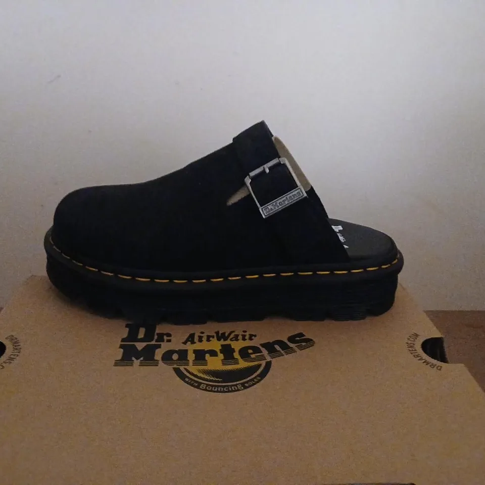 DR. MARTENS AIRWAIR ZEBZAG MULE – BLACK SUEDE, UK 6 (EU 39, US 7)
